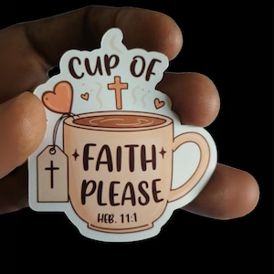 Może przedstawiać: Naklejka przedstawiająca beżowy kubek z napisem "Cup of Faith Please" i krzyżem. Kubek ma torebkę herbaty w kształcie serca i parę unoszącą się z góry. Tekst "HEB. 11:1" znajduje się na dole.