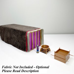 Op de afbeelding: Model van een religieuze structuur met een bruin exterieur, paars interieur en gouden accenten. Een klein beeldje, een kom op een standaard en een rechthoekige doos met handvatten zijn ook aanwezig. De tekst "Fabric Not Included - Optional Please Read Description" staat onderaan.