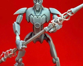 Könnte beinhalten: Eine graue, artikulierte Actionfigur eines Roboters, der eine Lanze mit Stacheldrahtdesign hält. Die Figur hat einen Helm mit Visier und ein detailliertes Bruststück.