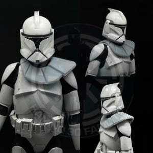 Peut inclure: Un modèle en plastique blanc d'un clone trooper de Star Wars avec un casque et une armure. Le modèle est présenté en trois poses différentes, montrant l'avant, le côté et l'arrière de la figurine.