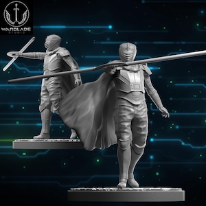 Puede incluir: Dos figuras grises de figuras blindadas con capas y cascos, sosteniendo armas. Una figura sostiene una larga lanza, la otra un arma circular. El logotipo de Wardlade Studio está en la esquina superior izquierda. El fondo es azul digital.