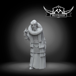 Op de afbeelding: Een grijs miniatuurfiguur van een mensachtig personage in een gewaad met een hoge kraag, gelaagde panelen en versierde manchetten. Het figuur heeft een puntig oor en maakt een gebaar met één hand. De tekst Black Remnant is in de hoek zichtbaar.