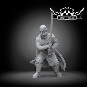 Puede incluir: Una figura miniatura gris de un guerrero con casco y armadura texturizada, sosteniendo un arma larga tipo bastón con ambas manos. La figura lleva una capa y está en posición de combate. El texto Black Remnant aparece en la esquina superior.