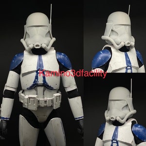 Può includere: Una action figure di clone trooper di Star Wars bianca e blu con un elmetto e un fucile blaster. La figura indossa un'armatura blu e bianca con un elmetto bianco. La figura è in piedi su uno sfondo nero.