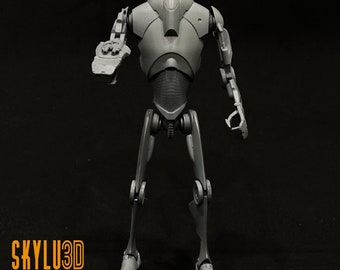 Könnte beinhalten: Graue Battle Droid-Figur, stehend mit ausgestreckten Armen. Die Figur hat ein detailliertes Design mit beweglichen Gelenken und einer glatten, metallischen Oberfläche. Das Logo "SKYLU3D DESIGN" ist unten sichtbar.