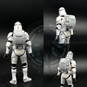 Puede incluir: Dos figuras de acción blancas de soldados clon de Star Wars. Las figuras llevan una armadura blanca con detalles azules. Las figuras sostienen blásters y llevan mochilas.