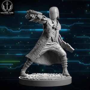 Könnte beinhalten: Graue Figur eines futuristischen Kriegers, in dynamischer Pose, der zwei Blaster hält. Die Figur ist mit detaillierter Rüstung bekleidet, einschließlich Helm und langem Mantel. Der Sockel weist ein strukturiertes Design auf, und das Wardlade Studio-Logo ist sichtbar.
