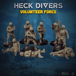 Könnte beinhalten: Ein Set beigefarbener Miniatur-Soldatenfiguren mit der Aufschrift HECK DIVERS VOLUNTEER FORCE. Die Sammlung umfasst stehende Figuren mit Gewehren und liegende Figuren in verschiedenen Posen auf schwarzen Rundsockeln mit 32mm-Text.