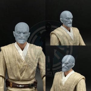 Könnte beinhalten: Eine graue Plastik-Kopfskulptur eines kahlköpfigen Mannes mit faltigem Gesicht. Der Kopf ist für die Verwendung mit Actionfiguren konzipiert.
