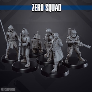 Puede incluir: Un conjunto de seis figuras en miniatura grises etiquetadas como ZERO SQUAD, que incluye un personaje encapuchado con un sable de luz, un francotirador, un pequeño droide, un guerrero con casco, una figura con abrigo largo y un soldado con rifle.