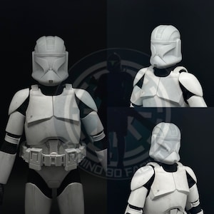 Può includere: Una action figure di plastica bianca di un clone trooper di Star Wars. La figura indossa un elmetto bianco con una visiera e un'armatura bianca. La figura è in posizione eretta con le braccia lungo i fianchi.