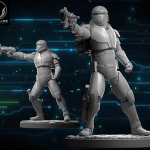 Op de afbeelding: Twee grijze actiefiguren van een futuristische soldaat in een gevechtspak, met een blasterpistool. De figuren staan op een ronde basis, met het Wardblade Studio logo linksboven. De achtergrond heeft een blauw en groen digitaal ontwerp.