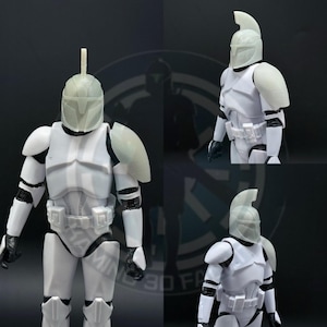 以下が含まれることがあります： 白い鎧を着た兵士のアクションフィギュア。ヘルメットと肩パッドが付いています。フィギュアはベルトやその他のアクセサリーを備えた詳細なデザインです。フィギュアは暗い背景の前に立っています。