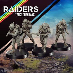 Puede incluir: Cuatro figuras grises en miniatura de soldados, cada una de pie sobre una base circular negra. Las figuras llevan cascos, equipo táctico y portan armas. La imagen tiene el texto "RAIDERS TANGO GUARDIANS" con un diseño de arcoíris.