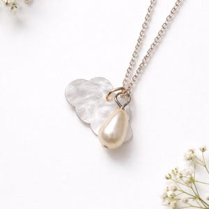 Naszyjnik z zawieszką w kształcie chmury deszczowej