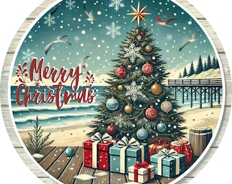 Puede incluir: Un árbol de Navidad decorado con adornos y luces se encuentra en un muelle de madera con vistas a una playa con un muelle en el fondo. El texto "Merry Christmas" está escrito en rojo sobre el agua azul. Los copos de nieve caen del cielo.