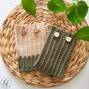This image shows 2 crochet kindle cases made from this crochet kindle cover pattern.