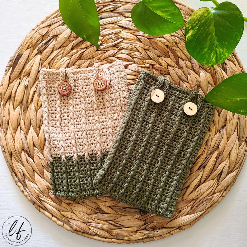 This image shows 2 crochet kindle cases made from this crochet kindle cover pattern.