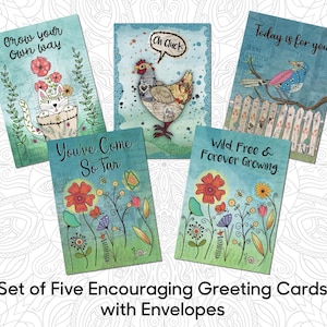 Puede incluir: Juego de cinco tarjetas de felicitación alentadoras con sobres. Cada tarjeta presenta ilustraciones únicas en acuarela y mensajes edificantes. Los diseños incluyen un gato, una gallina, un pájaro y arreglos florales.