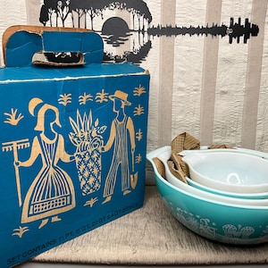 Vintage Pyrex Butterprint Cinderella Bowls: New in Box Turquoise