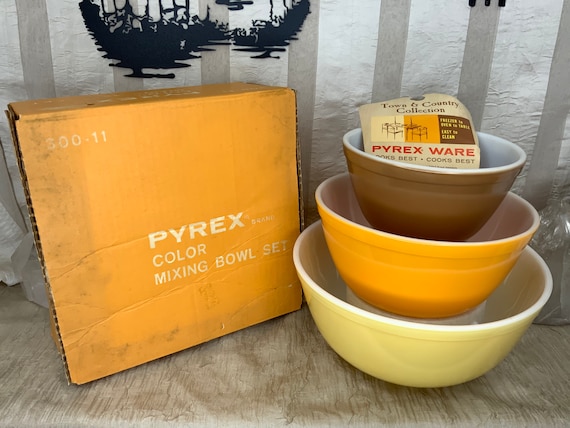 【USA vintage】PYREX パイレックス　ミキシングボウル　黄色 Vintage Small Yellow Pyrex Mixing or Serving Bowl Ovenware