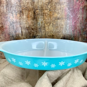 Vintage Pyrex Snowflake Turquoise Divided Casserole, White on Turquoise, Aqua Pyrex, 1.5 Quart Divided Oval Casserole