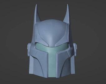 Könnte beinhalten: Ein grauer und blauer 3D-gedruckter Helm mit einem Batman-ähnlichen Design. Der Helm hat ein Visier und eine spitze Oberseite.