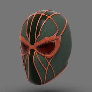 Può includere: Una maschera di Spider-Man verde e arancione con un design a ragnatela. La maschera ha una lente per gli occhi rossa su ogni lato.