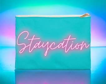 Bolsa de viagem colorida estilo anos 80 para acessórios.