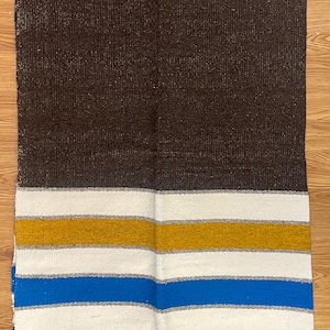 Manta lujosa y cálida de LANA en tonos tierra del desierto de Sedona Blanket Co. Tejida a mano