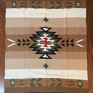 Manta del suroeste "Oak Creek" de edición limitada, tejida a mano, en tonos neutros del desierto, con diseño de diamantes