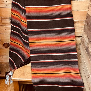 Premium Saltillo Serape Gestreifte Erdtöne Fransen Decke von Sedona Blanket Co.