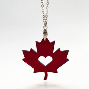 Collier acrylique feuille d'érable rouge - coeur d'amour de la fête du Canada
