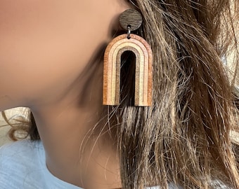 Boucles d’oreilles à tige en forme de U peintes à la main en rayures de couleurs terreuses minimalistes modernes