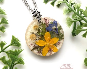 Collier pendentif rond en résine avec vraie fleur