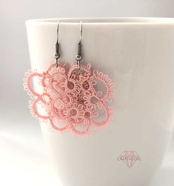 Pendientes de rosa para ese look de encaje - España