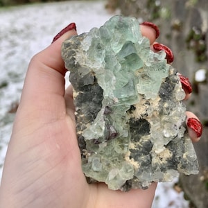 Clúster de cristal de fluorita verde crudo