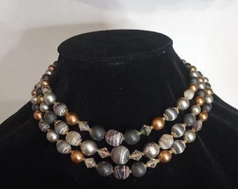 Vintage meerstrengige kralenketting uit het midden van de eeuw