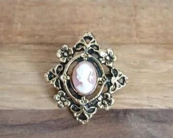 Vintage goudkleurige camee brochespeld roosroze inlegwerk in Edwardiaanse stijl