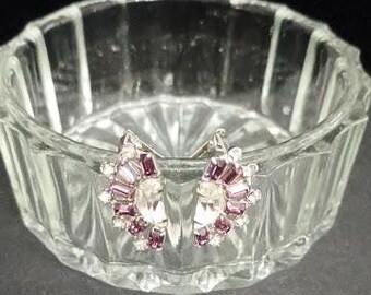 Vintage paarse clipoorbellen met heldere strassteentjes op de achterkant