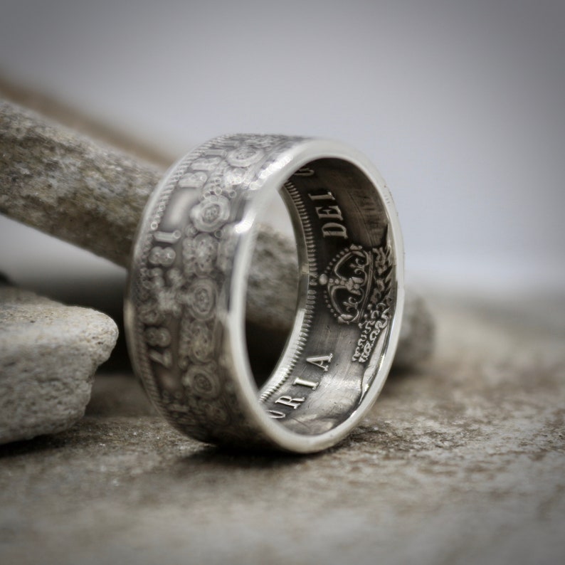 Silver 1887 British Half Crown Coin Ring.