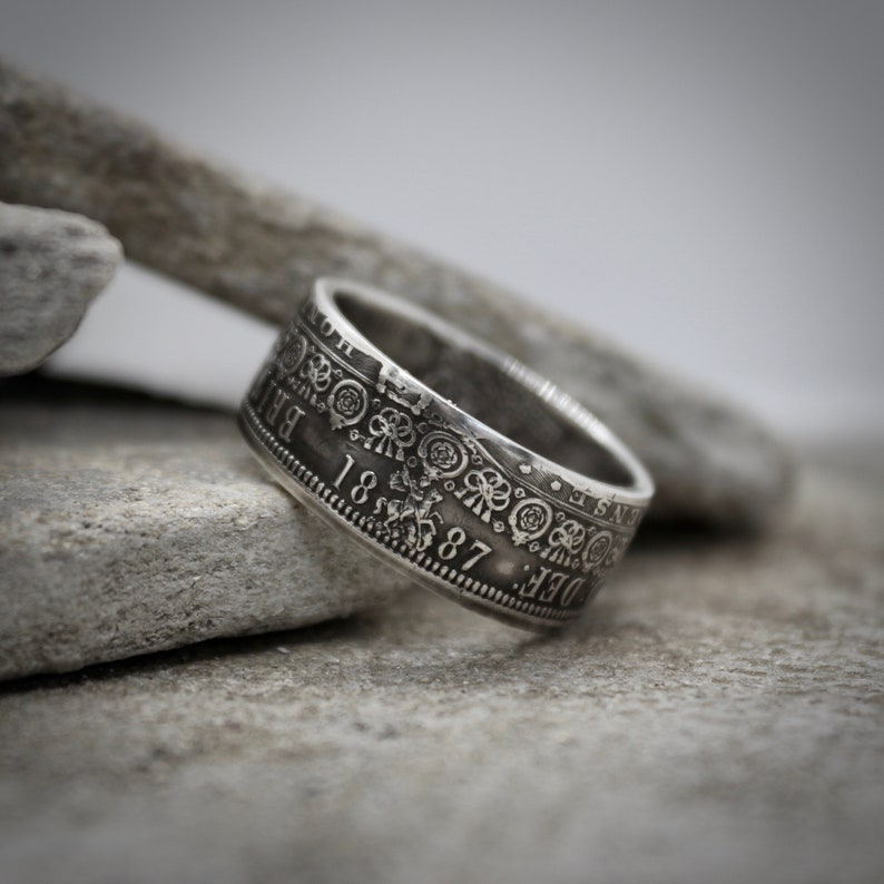 Silver 1887 British Half Crown Coin Ring.