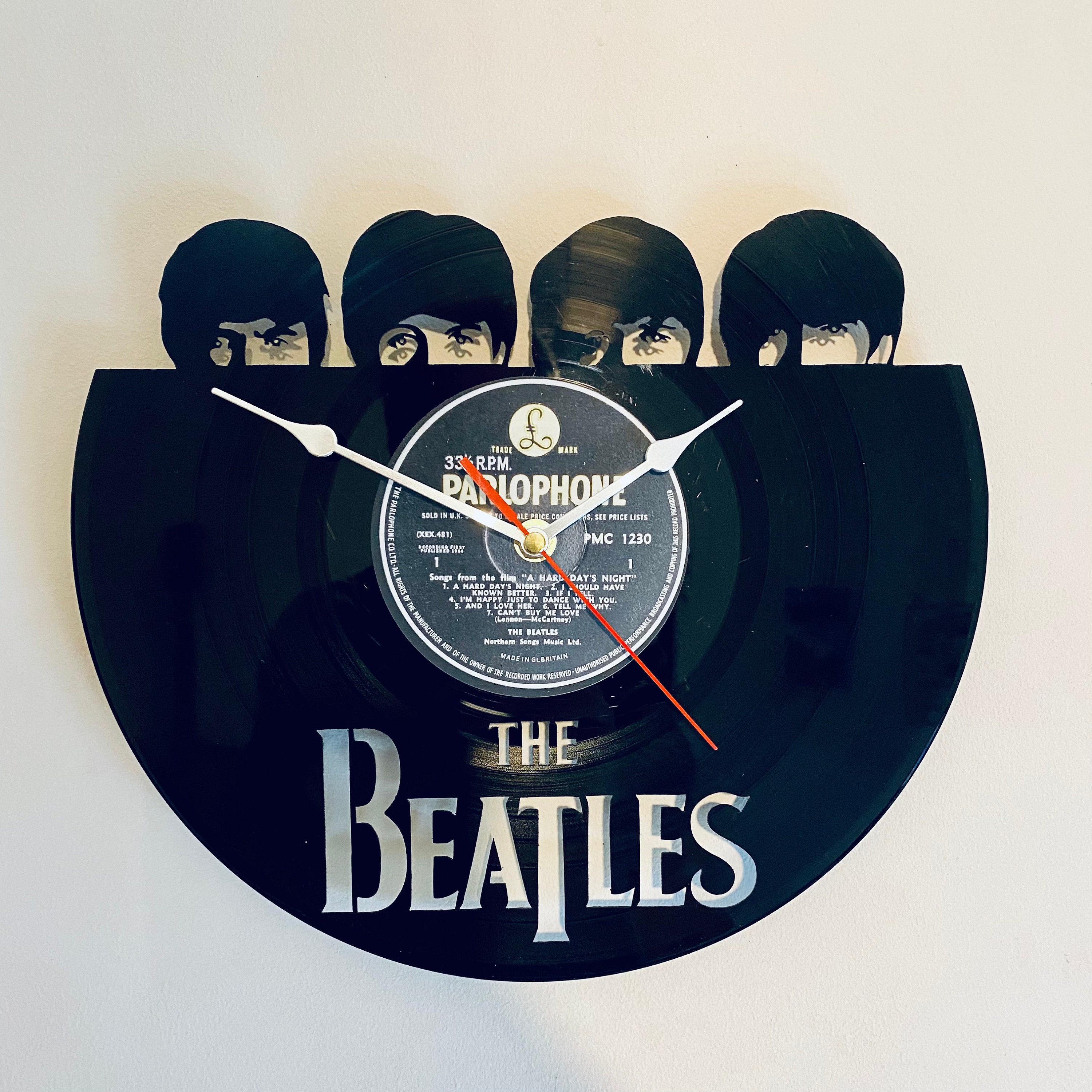 Reloj de los Beatles, hecho a mano a partir de un disco reciclado
