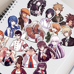 Puede incluir: Un conjunto de 16 pegatinas de dibujos animados coloridas con personajes con diferentes peinados, ropa y expresiones. Las pegatinas están impresas en papel blanco y tienen un acabado brillante.