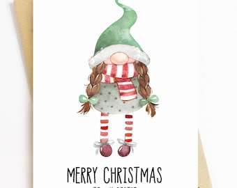 Könnte beinhalten: Eine Weihnachtskarte mit einer Aquarell-Illustration eines Gnoms, der einen grünen Hut, einen rot-weiß gestreiften Schal und ein graues Kleid trägt. Der Text "Frohe Weihnachten an meinen besten Freund" ist unter dem Gnom gedruckt.