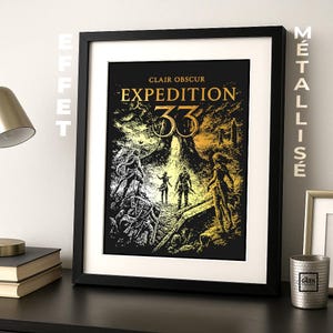 Puede incluir: Impresión artística enmarcada con un marco negro, con un fondo negro con ilustraciones y texto dorados y blancos. El texto dice "CLAIR OBSCUR EXPEDITION 33". La obra de arte representa figuras en un paisaje.
