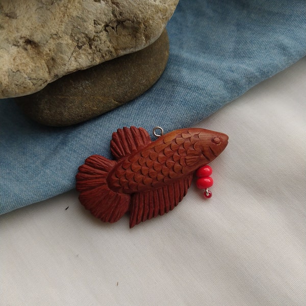 Pendentif de poisson coq en bois Collier de poisson sculpté Bijoux de poisson en bois Amulette de poisson sculpté à la main Poisson d'aquarium en bois Poisson de combat siamois