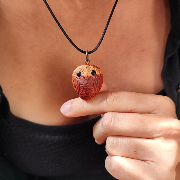 Pendentif noyau d'avocat | Bijoux en graines d'avocat sculptés à la main | Charm hibou fait main | Cadeau pour amoureux des avocats | Bijoux naturels | Cadeau chouette pour amoureux