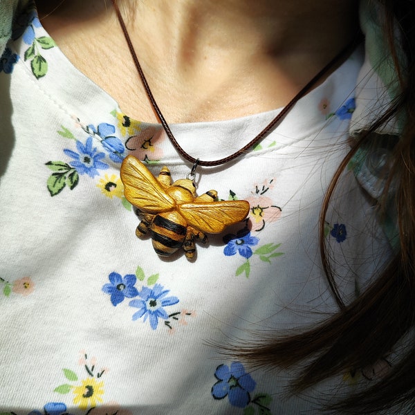 Collar de abeja tallada a mano Colgante de abeja de madera Amantes de los insectos hechos a mano regalo Joyería de abejas de madera Diseño entomológico