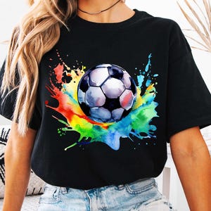 K&ouml;nnte beinhalten: Schwarzes T-Shirt mit einem farbenfrohen Aquarell-Design eines Fu&szlig;balls. Das Design enth&auml;lt Spritzer in Gelb, Orange, Rot, Gr&uuml;n, Blau und Lila.